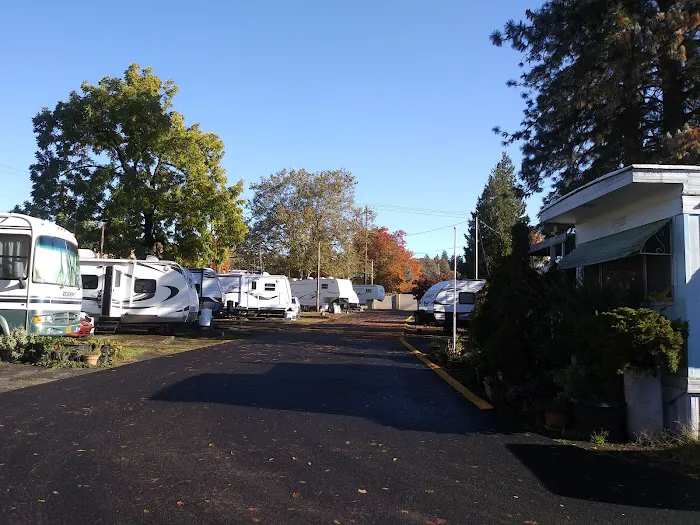 Milwaukie MH & RV Park Picture 10