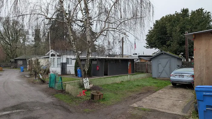 Oaks Mobile & RV Park Picture 10