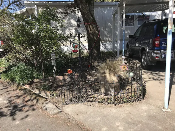 Periwinkle Mobile Park Picture 8