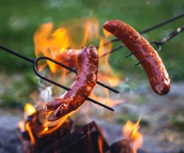 How to Cook Burgers and Hot Dogs Over a Campfire: The Ultimate Guide for Outdoor Cooking