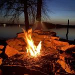 How to Build a Safe and Cozy Campfire – Tips for the Perfect Outdoor Fire