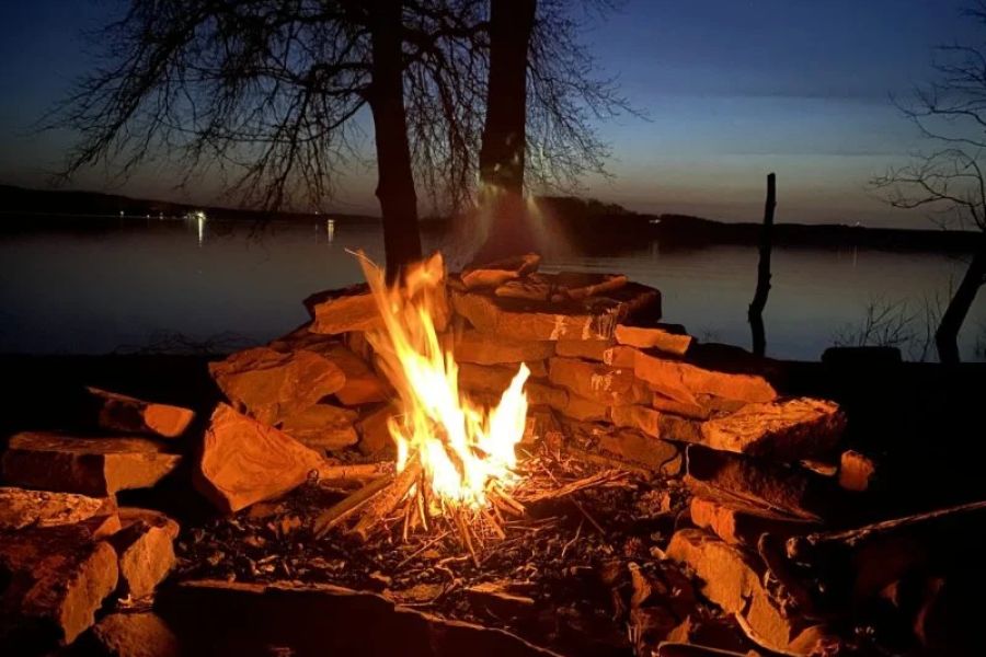 How to Build a Safe and Cozy Campfire – Tips for the Perfect Outdoor Fire