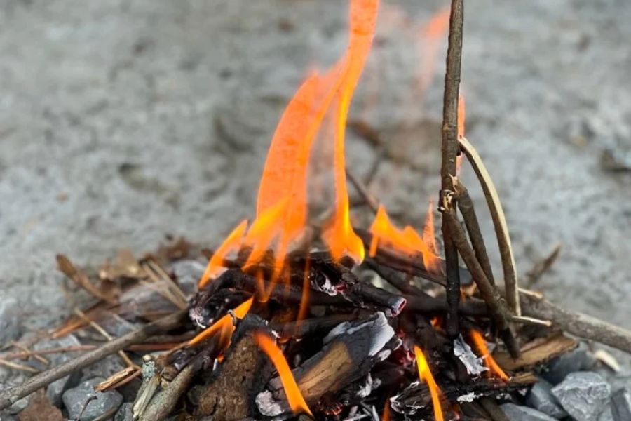 How to Build a Campfire That’s Easy to Extinguish