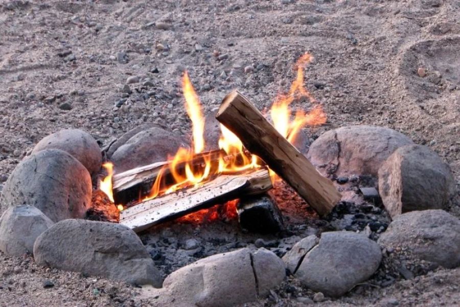 How to Build a Campfire in a Dry Climate: Safety and Tips
