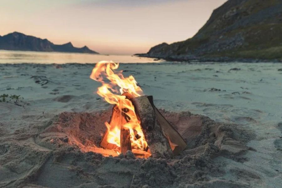 How to Build a Campfire on a Beach: Step-by-Step Guide for Safety and Fun