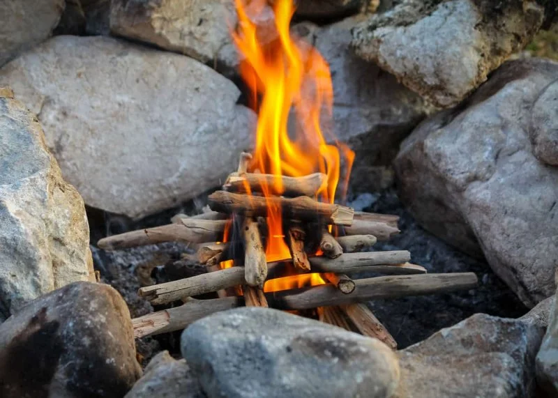 How to Build a Campfire When You Have No Firewood: Survival Tips and Tricks