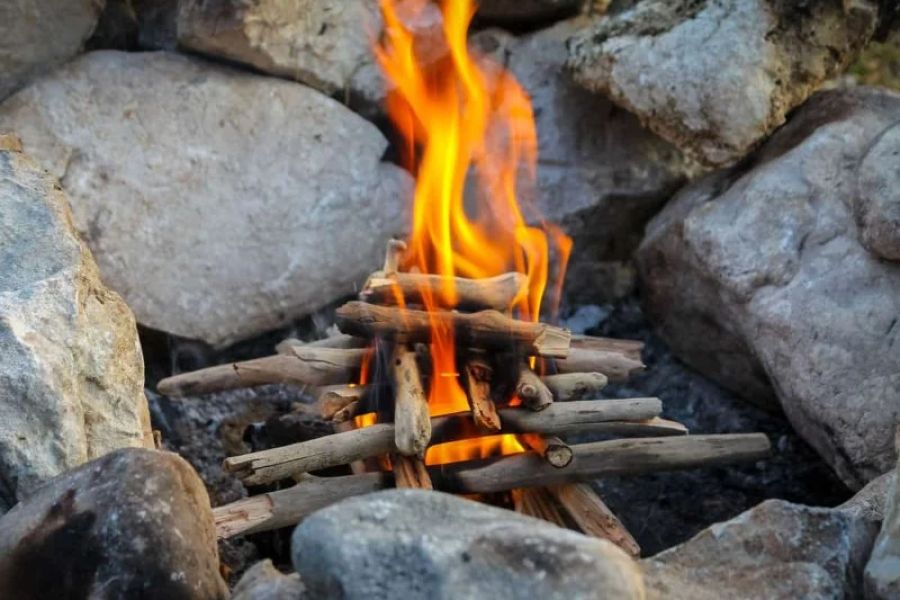 How to Build a Campfire When You Have No Firewood: Survival Tips and Tricks