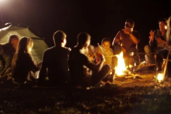 How to Use Campfire Light for Reading Outdoors: Tips for the Best Experience