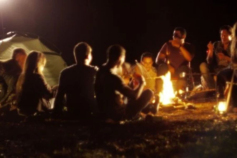 How to Use Campfire Light for Reading Outdoors: Tips for the Best Experience