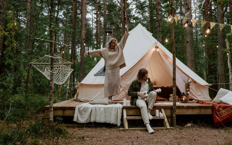 How to Build a Comfortable Campsite in the Woods - Smart Tips for Cozy Outdoor Living