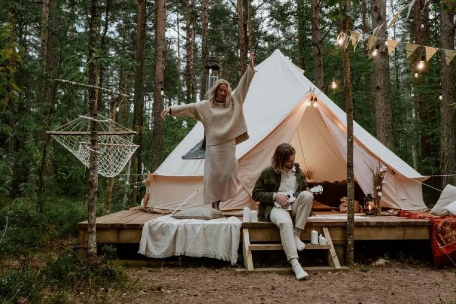 How to Build a Comfortable Campsite in the Woods - Smart Tips for Cozy Outdoor Living