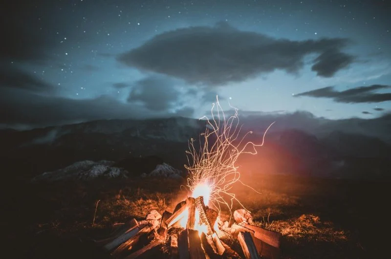 How to Build a Safe and Cozy Campfire – Expert Camping Tips for 2024