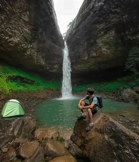 How to Camp Near Waterfalls: Tips and Best Locations