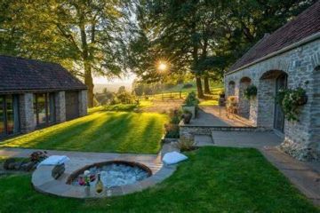Cottages Near Me Perfect for Holiday Photo Shoots: Tips for the Best Settings