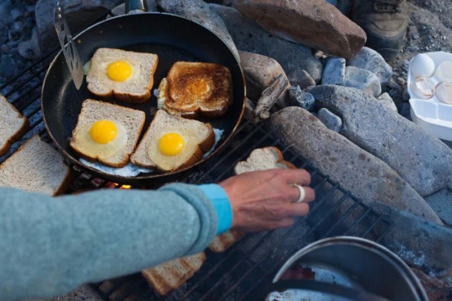 How to Cook Breakfast Over the Campfire Without Burning It