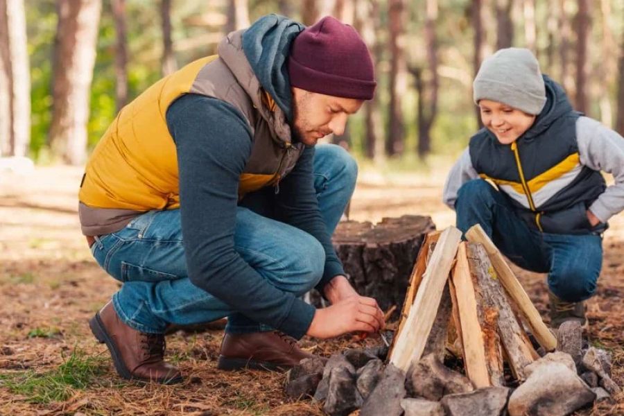 How to Build the Perfect Campfire for Cooking and Warmth