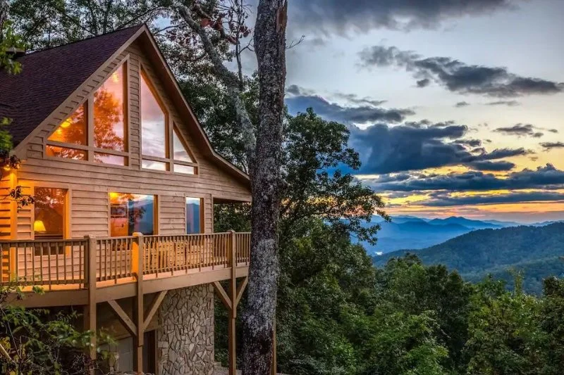 Discover the Best Cottages Near Me with Stunning Mountain Backdrops