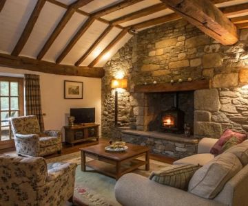 Cottages Near Me with Indoor Fireplaces for Cozy Nights
