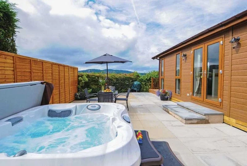 Cottages Near Me With Outdoor Hot Tubs: Cozy Retreat Guide