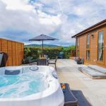 Cottages Near Me With Outdoor Hot Tubs: Cozy Retreat Guide