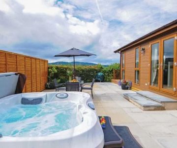 Cottages Near Me With Outdoor Hot Tubs: Cozy Retreat Guide