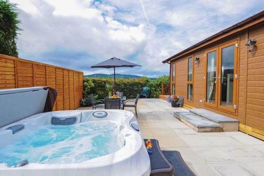 Cottages Near Me With Outdoor Hot Tubs: Cozy Retreat Guide