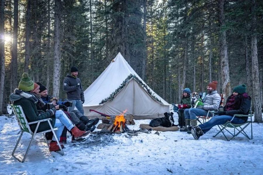 How to Plan a Winter Camping Adventure with Friends in the US